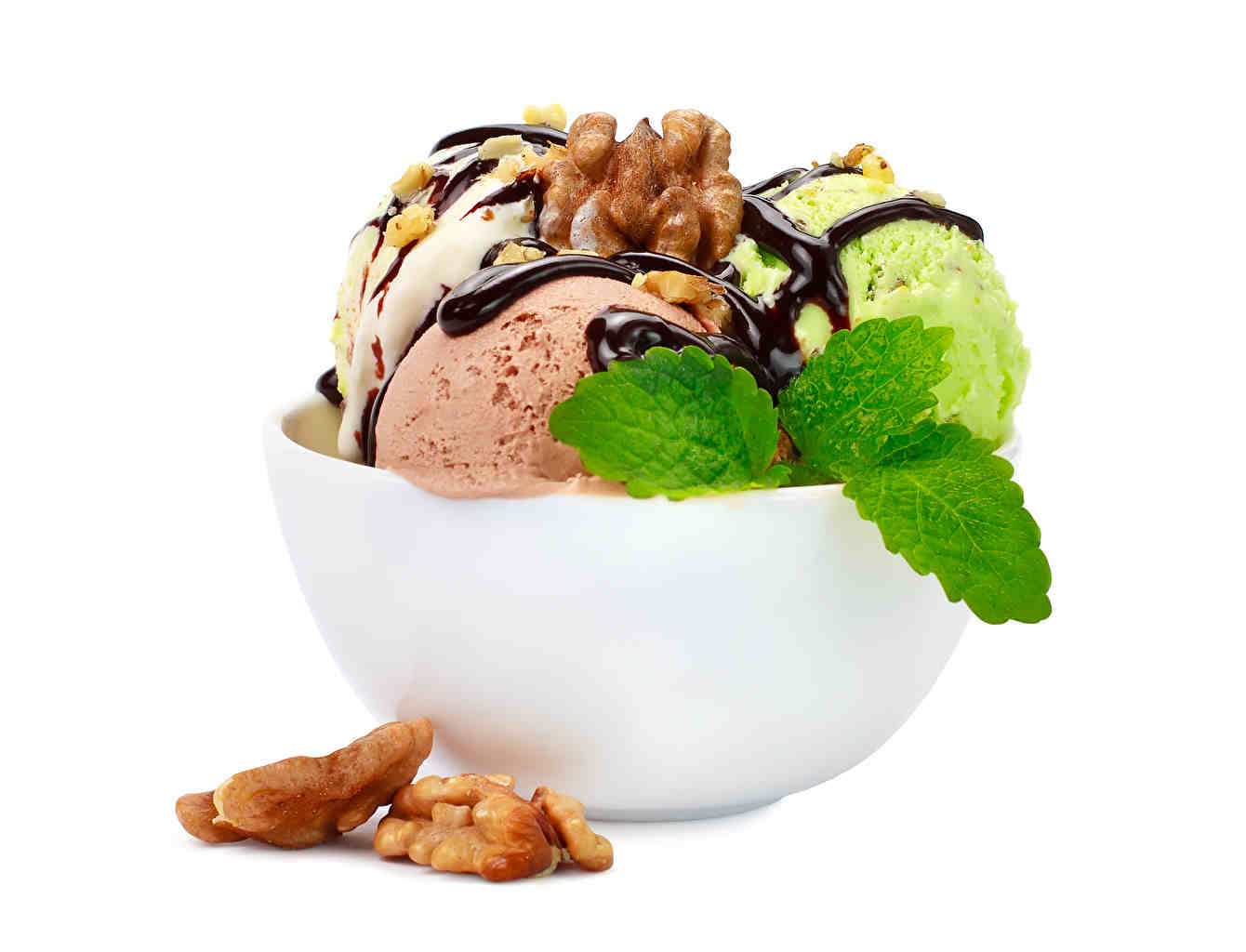 Tripple ice cream with nuts